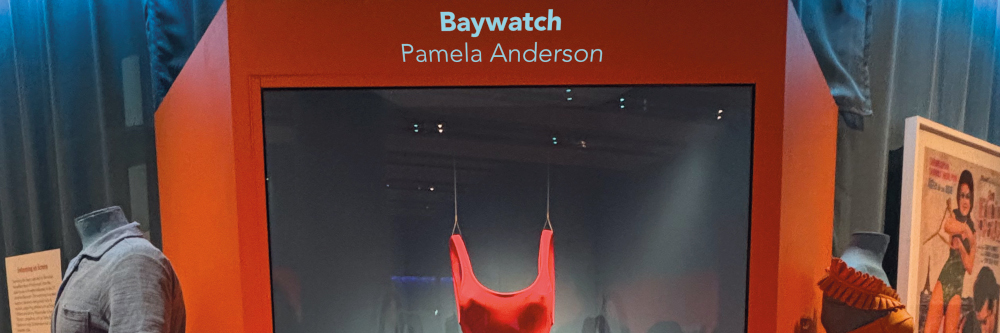 Pamela Andersons roter Baywatch Badeanzug