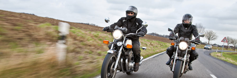 Motorradfahrer auf der Landstraße