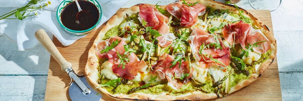 Spargel-Flammkuchen mit Erbsen-Creme, Gorgonzola, Schinken und Goldsaft
