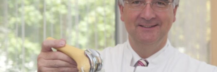 Mehr als 20.000 künstliche Knie- und Hüftgelenke implantiert