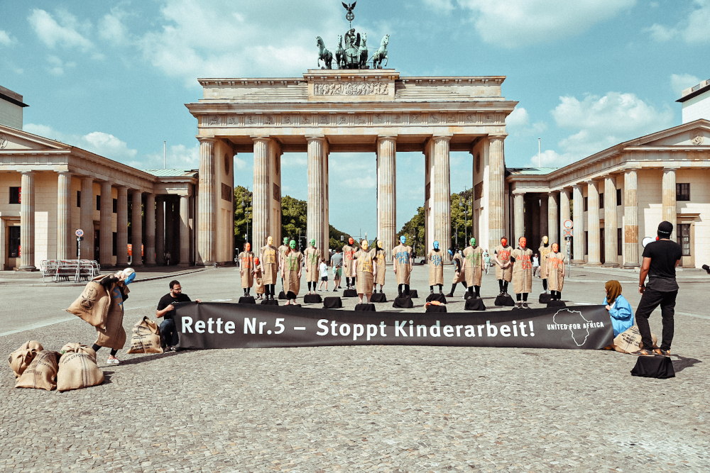 Eindrucksvolle Aktion gegen Kinderarbeit in drei deutschen Städten