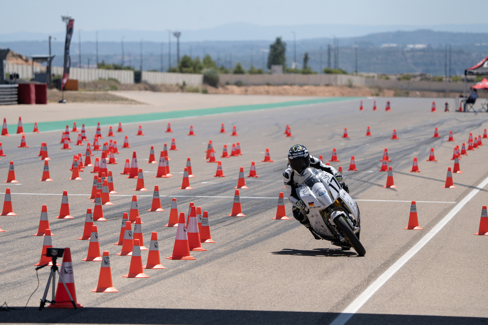 Unter den Top 10: HTWG-Rennmotorrad mit Elektroantrieb setzt sich in internationalem Wettbewerb durch