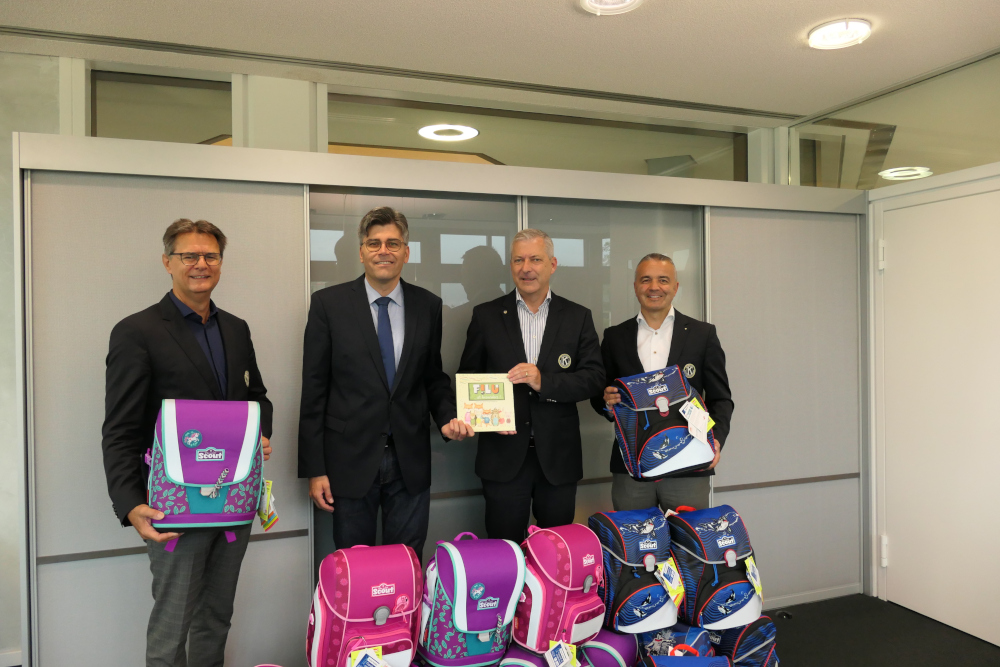 Kiwanis spendet Schulranzen