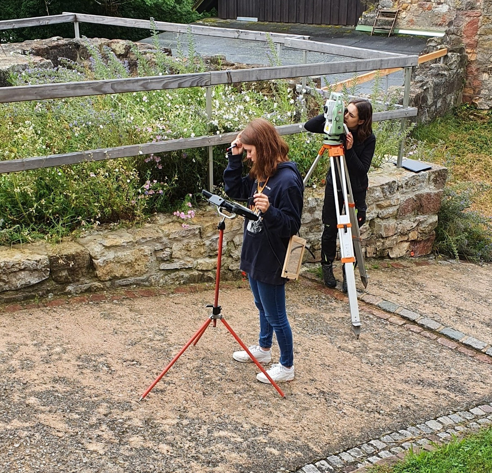 Auszubildende vermessen die Burg Rötteln