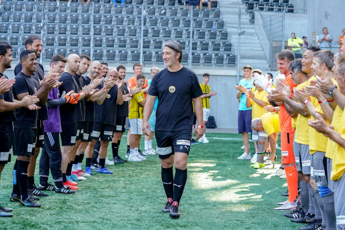 Der Captain übergibt das Ruder