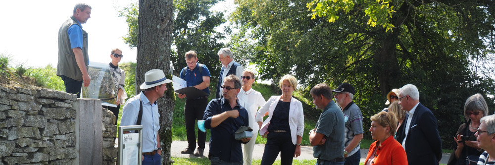 Ministerin Razavi besichtigt archäologisches Kleinod in Jestetten