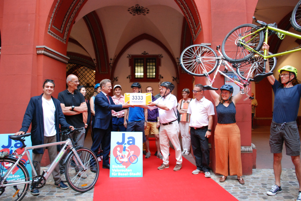 Volksinitiative sichere Velorouten mit 3333 Unterschriften eingereicht.