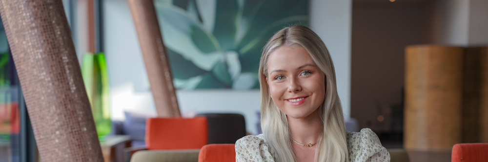 Büchereule und Vize Miss Germany Celine Nadolny steht auf der Forbes 30-Under-30-Liste