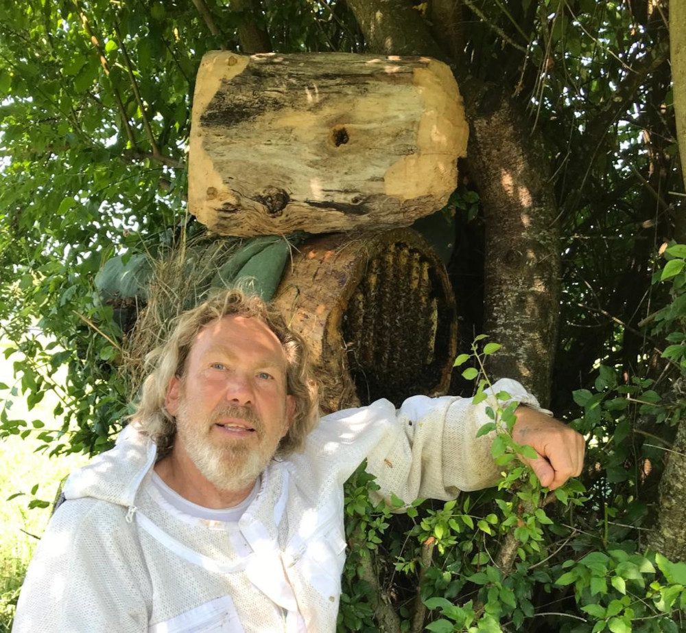 Gieß Imkerei: Herbert Gieß als “Uhldi” vor seiner Klotzbeute