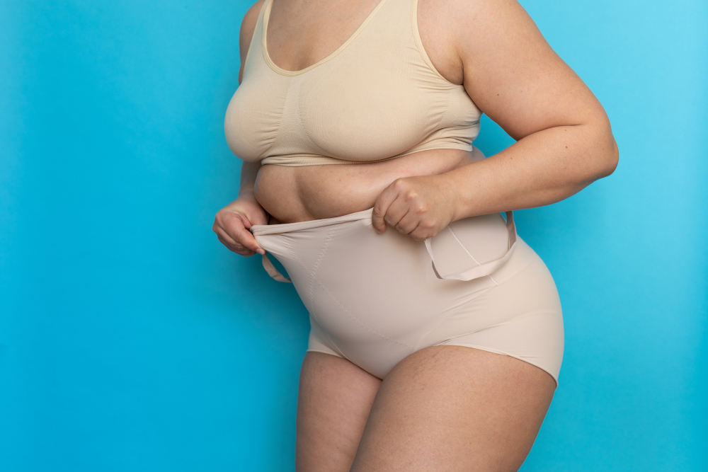Flacher Bauch mit Plus-size Shapewear und anderen Tipps
