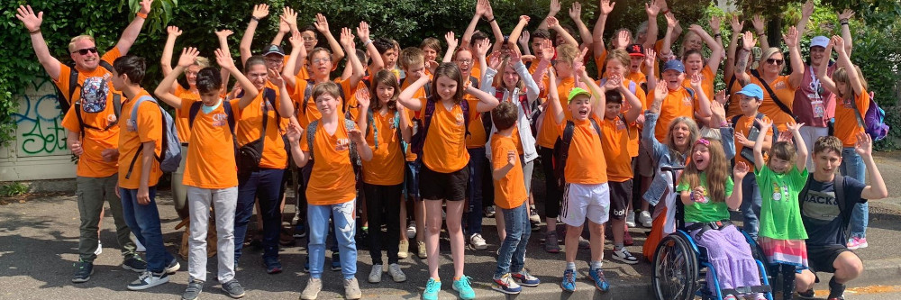 Schülerinnen und Schüler haben den Landrat beim olympischen Fackellauf vertreten