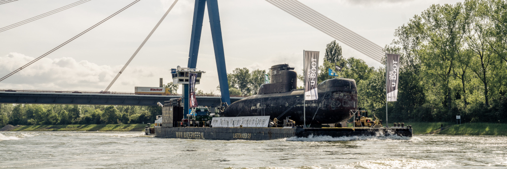 links, Heidelberger Schloss rechts und U17 mittendrin