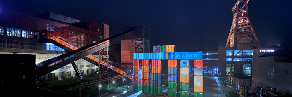 Ein großes Bild für Demokratie erwacht zur KI Biennale in Essen