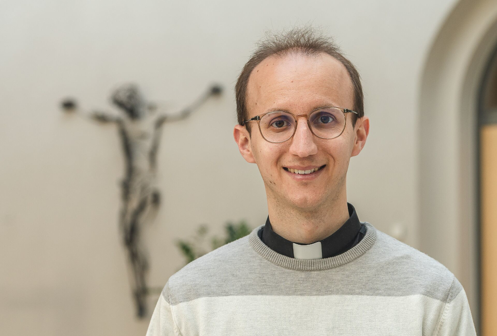 Erzbischof Stephan Burger weiht Simon Gleichauf zum Priester