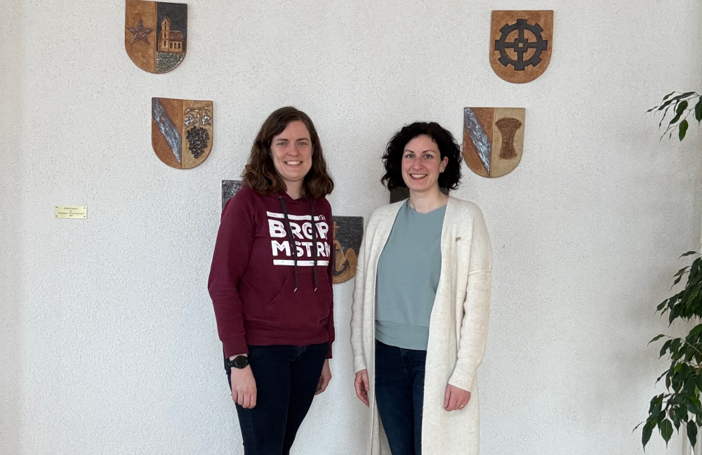 Sarah Hagmann im Gespräch mit Bürgermeisterin Holzmüller in Efringen-Kirchen