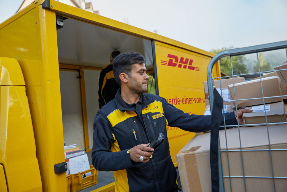 DHL Group: Mehr als 30.000 Geflüchtete innerhalb von zehn Jahren in den Arbeitsmarkt integriert