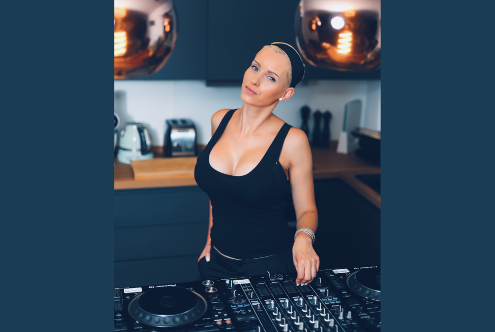 Anike Ekina setzt ein Statement für Menschlichkeit, Offenheit und Hoffnung