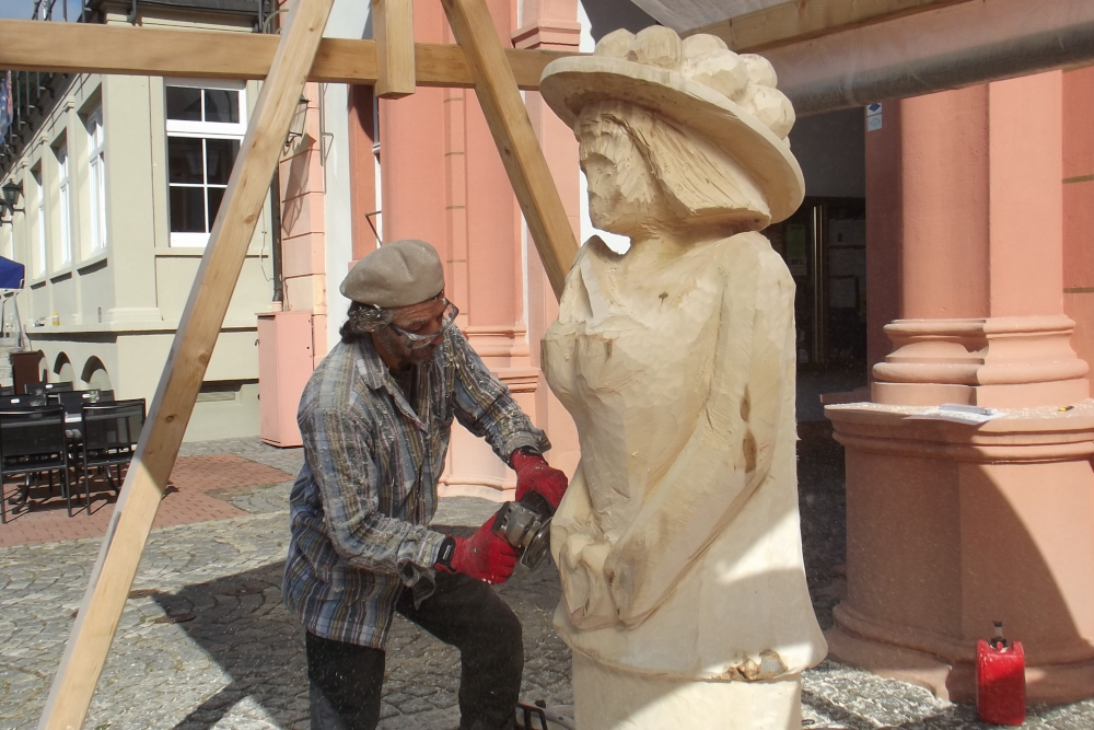 Weltweit verbunden durch Holzkunst: Bildhauersymposium St. Blasien mit Teilnehmenden aus neun Nationen