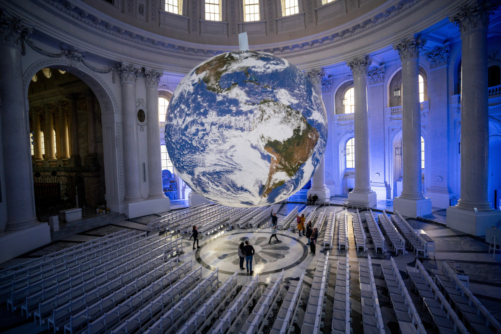 Künstler Luke Jerram zur Eröffnung der Gaia-Ausstellung im Dom St. Blasien