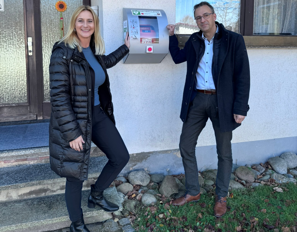 Übergabe eines Defibrilators durch Volksbank eG – Die Gestalterbank