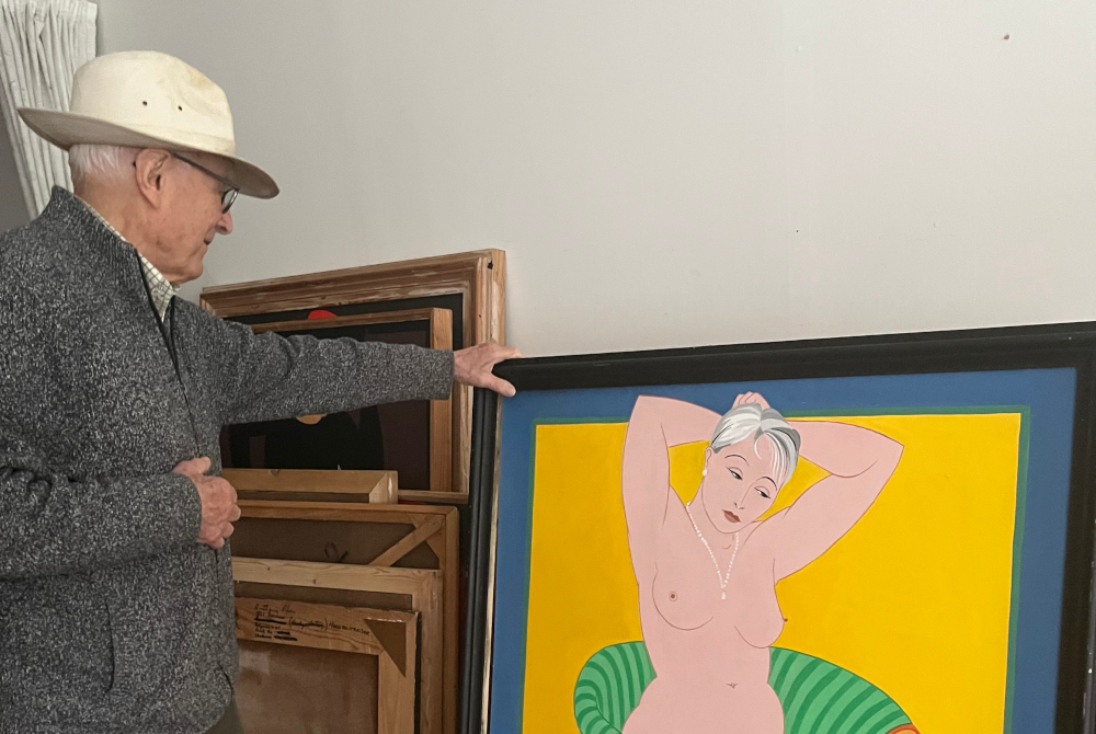 Der Künstler Anthony Piper führt durch seine Ausstellung in Schloss Bonndorf