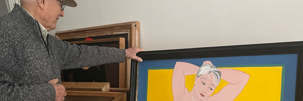 Der Künstler Anthony Piper führt durch seine Ausstellung in Schloss Bonndorf