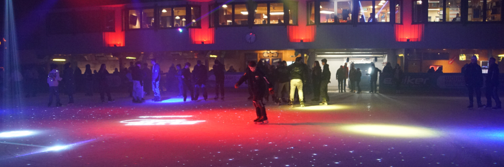 Der Publikumslauf in der Eishalle Herrischried beginnt