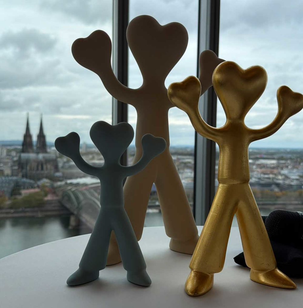 Pressefoto Saint of Love Herzfigur