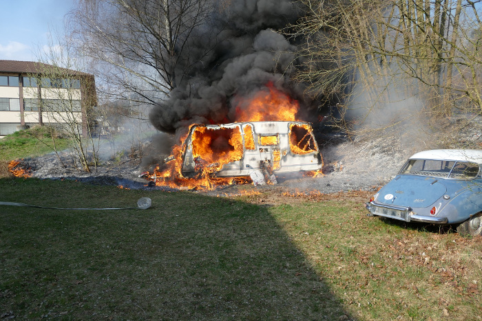 Wohnwagen im Vollbrand
