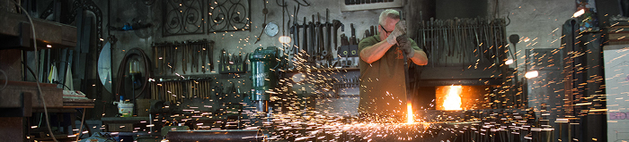 UND TÄGLICH GRÜSST – JEDER ANDERS