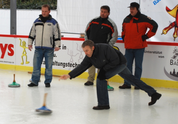 An vier Sonntagen im Dezember starten die Meisterschaften im Eisstockschießen im Rahmen von „Bad Säckingen on Ice“ - Am 6. Dezember wagt sich auch der Nikolaus aufs Eis 