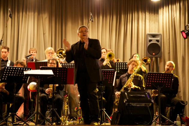 Michael Maisch dirigierte das Jubiläumskonzert der HTWG-Big-Band zu ihrem 20. Geburtstag. Er führt seit ihrem Bestehen den Dirigentenstab. Foto: Nicole Bazzanella