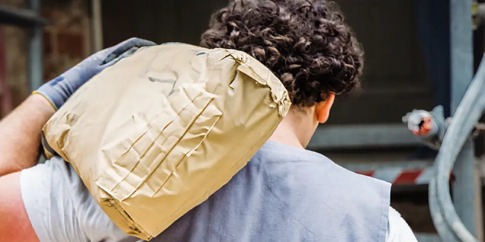 Sack Zement geschultert