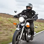 Motorradfahrer auf der Landstraße