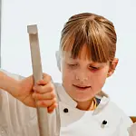 zwei Kinder beim Kochen