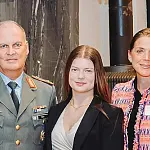 David Zülow, Jutta Zülow, Hans-Dieter Müller, Yula Ehning, Nadia Ehning und Stefan Kremer, Schulleiter des Gymnasium Norf