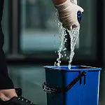 Gebäudereinigung - Auswringen überm Wischeimer