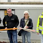 Gemeinderat Matthias Volk, Bauleiter Jürgen Waßmer von der Tiefbaufirma Schleith, Bürgermeister Thomas Kaiser, Stiegeler-Geschäftskundenvertriebsleiter Niki Gehlen, Stellvertretende Bürgermeisterin Sabine Gruhn und Stiegeler-Netzbauleiter Moritz Lutz vor dem Verteiler, von dem aus die ersten Kunden in Häusern mit Internet über Glasfaser versorgt werden ©Stiegeler