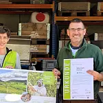 Infotafel überreicht