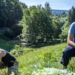 Jugendliche bei der Biotoppflege