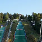 Skisprungschanze im Sommer 