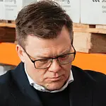 Carsten Schneider betrachtet Spenden