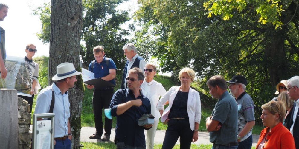 Ministerin Razavi besichtigt archäologisches Kleinod in Jestetten