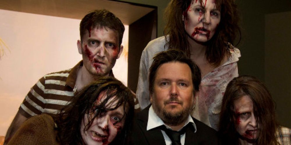 Mitarbeiterinnen und Mitarbeiter drehen einen 360-Grad-Zombie-Film