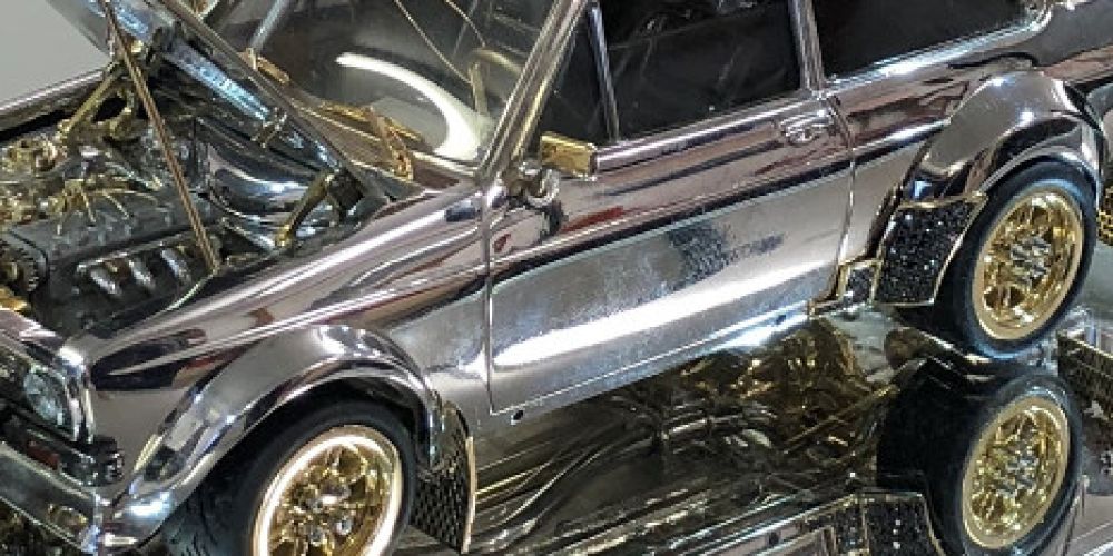 Ford Escort-Modellauto aus Gold, Diamanten und Silber