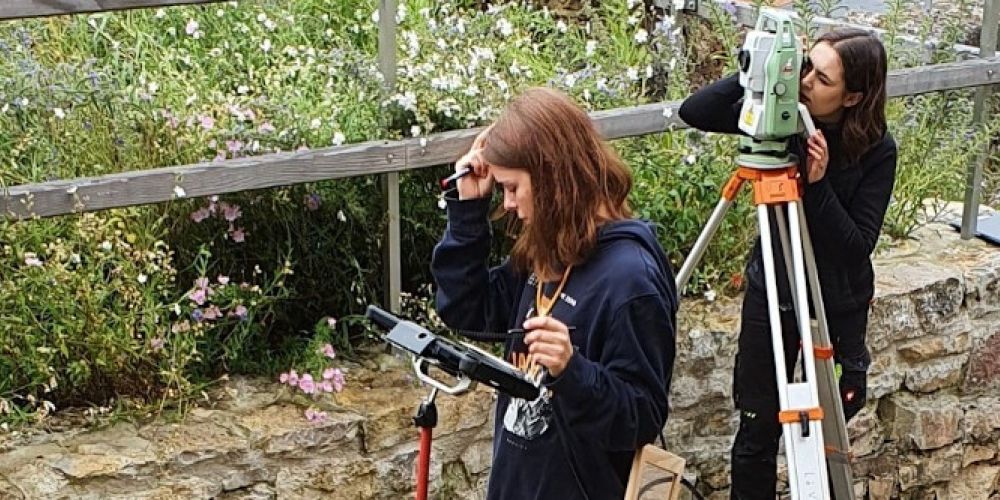 Auszubildende vermessen die Burg Rötteln