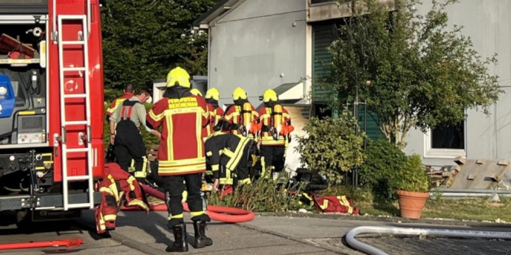 Lagerhalle mit Dekoartikeln in Brand geraten