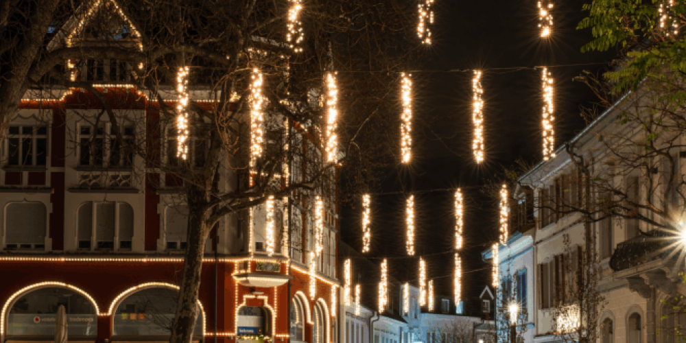 Die Montage der Lörracher Weihnachtsbeleuchtung beginnt