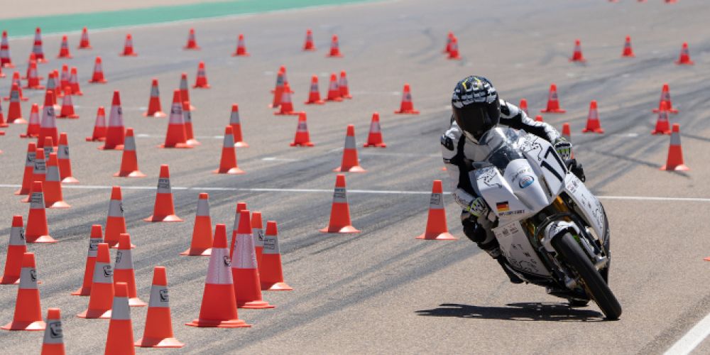Unter den Top 10: HTWG-Rennmotorrad mit Elektroantrieb setzt sich in internationalem Wettbewerb durch