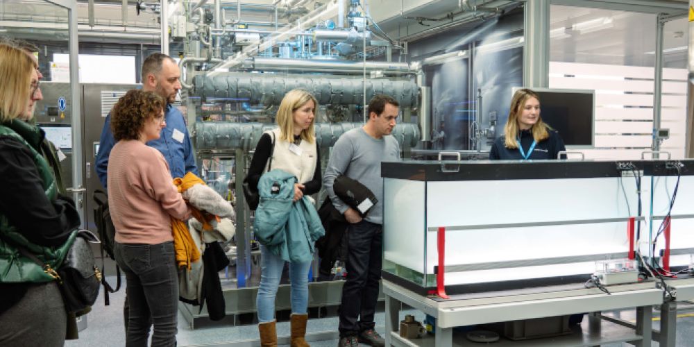 Eltern entdecken die Ausbildungswelt ihrer Kinder bei Endress+Hauser